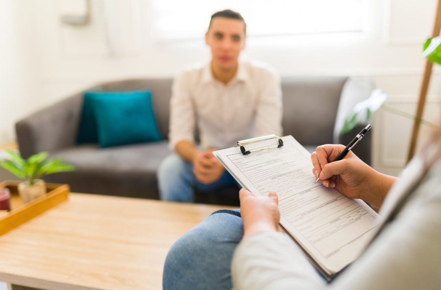 Profissional preenchendo formulário de avaliação psicológica