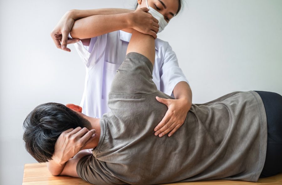 Fisioterapeuta realizando mobilização em paciente